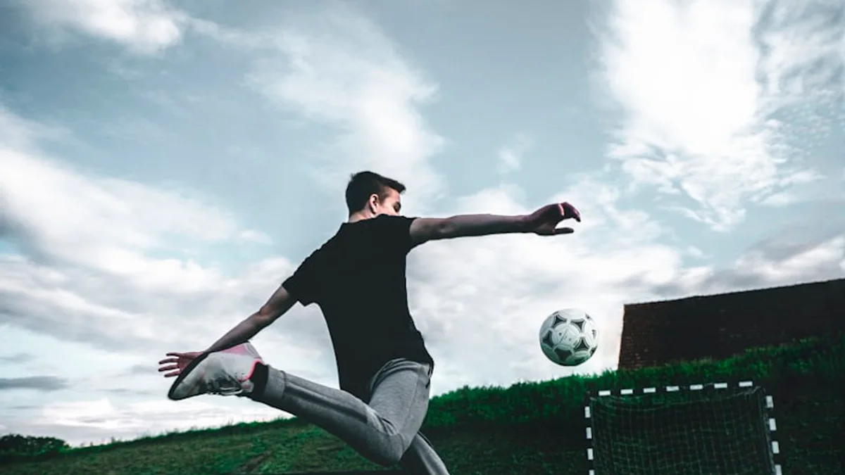 Chuyển nhượng mùa hè: bài toán phức tạp của bóng đá toàn cầu — vai trò của agent và FFP