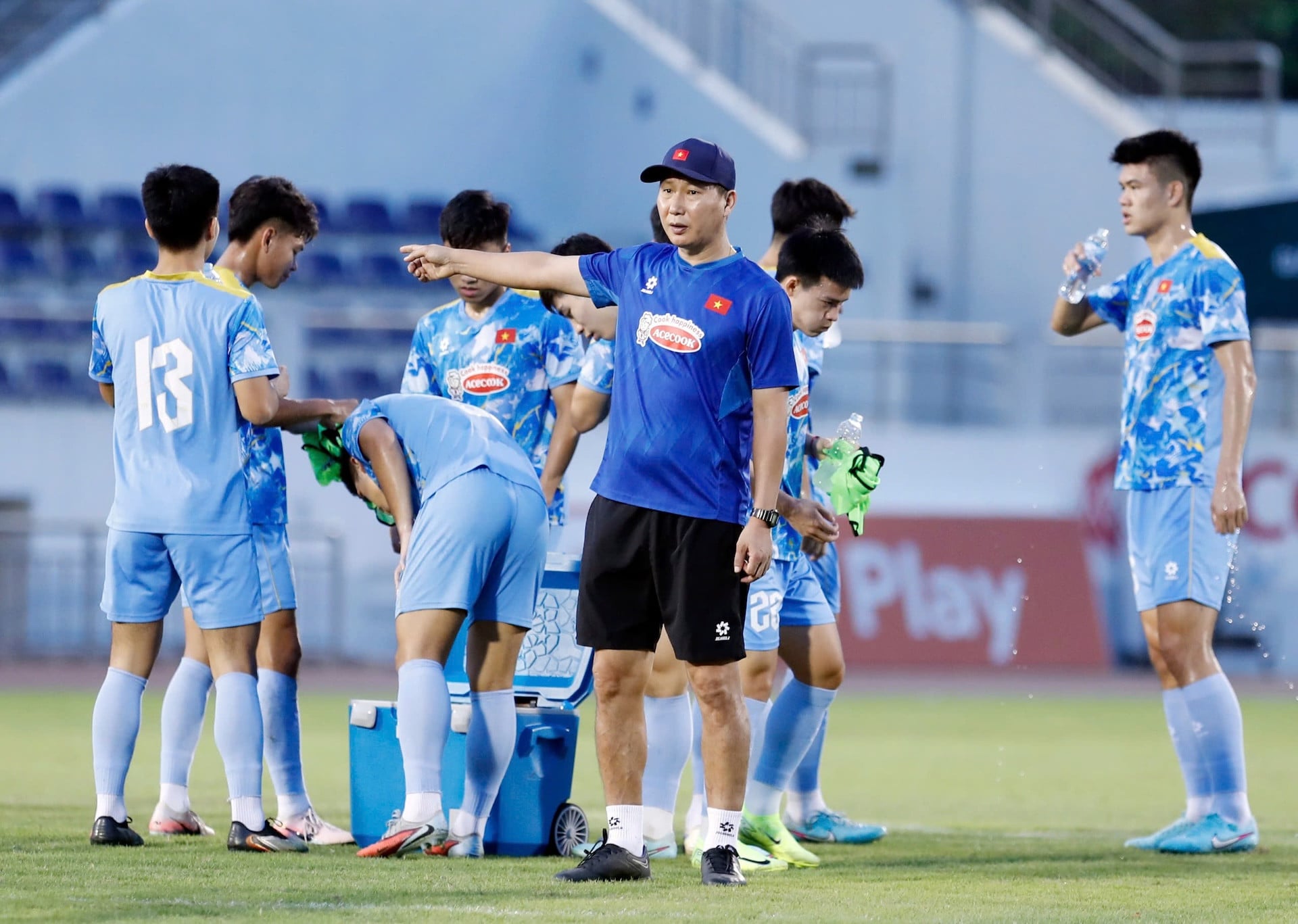 Phòng chiến thuật ASEAN Cup 2026 — sơ đồ 3-4-3 với cặp Xuân Son và Đình Bắc