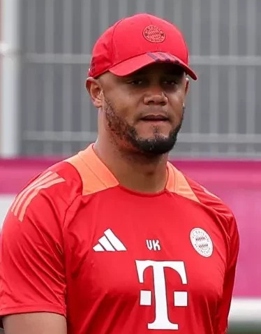 Phòng chiến thuật Allianz Bayern PSG: Vincent Kompany trên đường biên