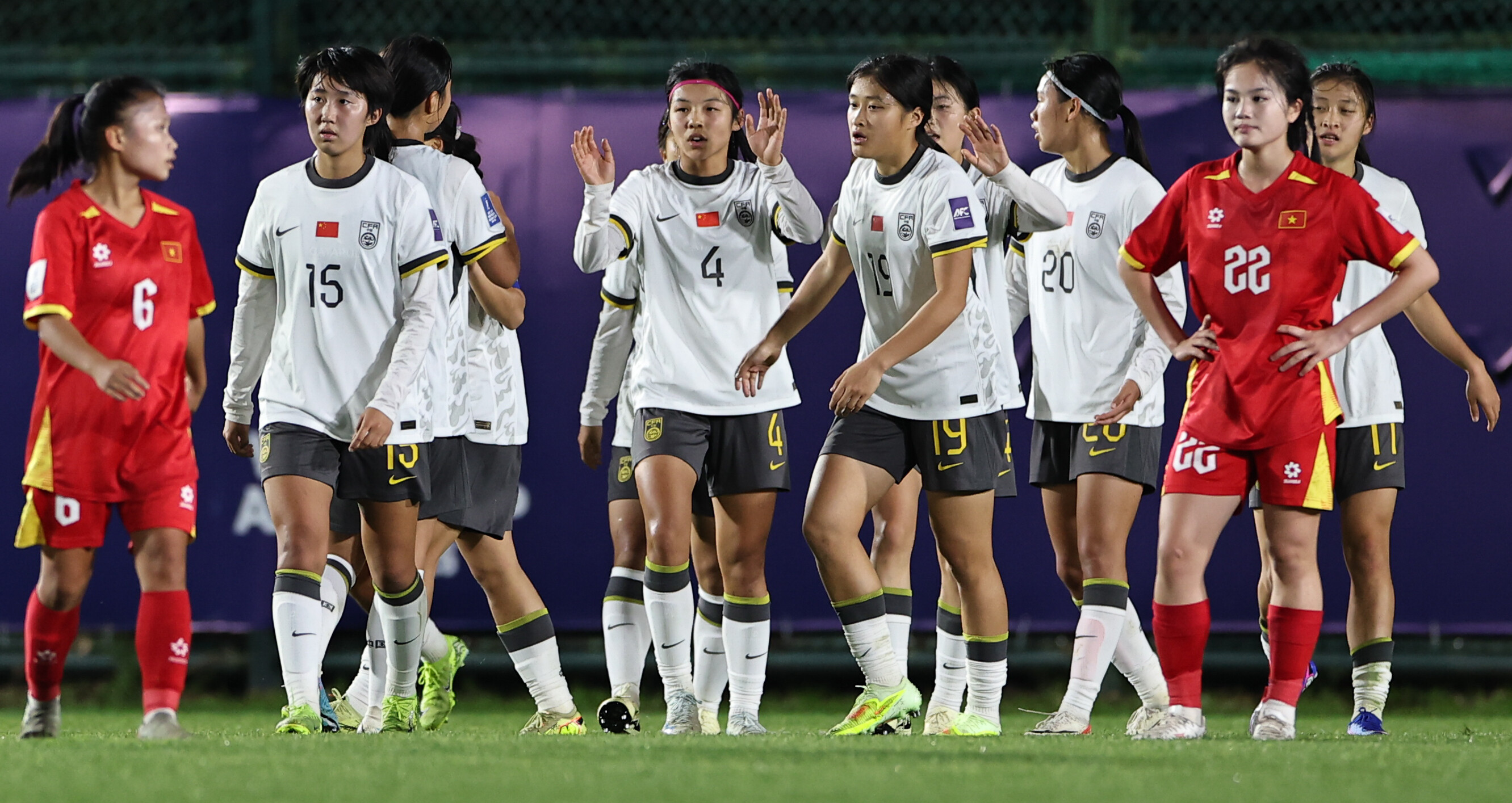 Phòng thay đồ U17 nữ Việt Nam tại Tô Châu chuẩn bị cho trận gặp Myanmar 7/5