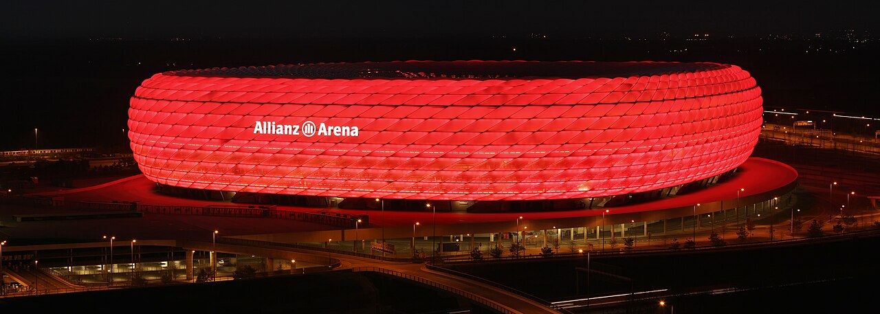 Sân Allianz Arena về đêm – nơi Bayern Munich nâng cúp Bundesliga mùa 2025-26